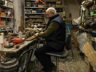 ...affollano gli scaffali attorno al tavolo dove vengono prodotte le opere d�arte